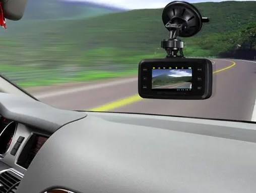 Как объектив автомобильного видеорегистратора помогает обеспечить безопасность вождения в ночное время?